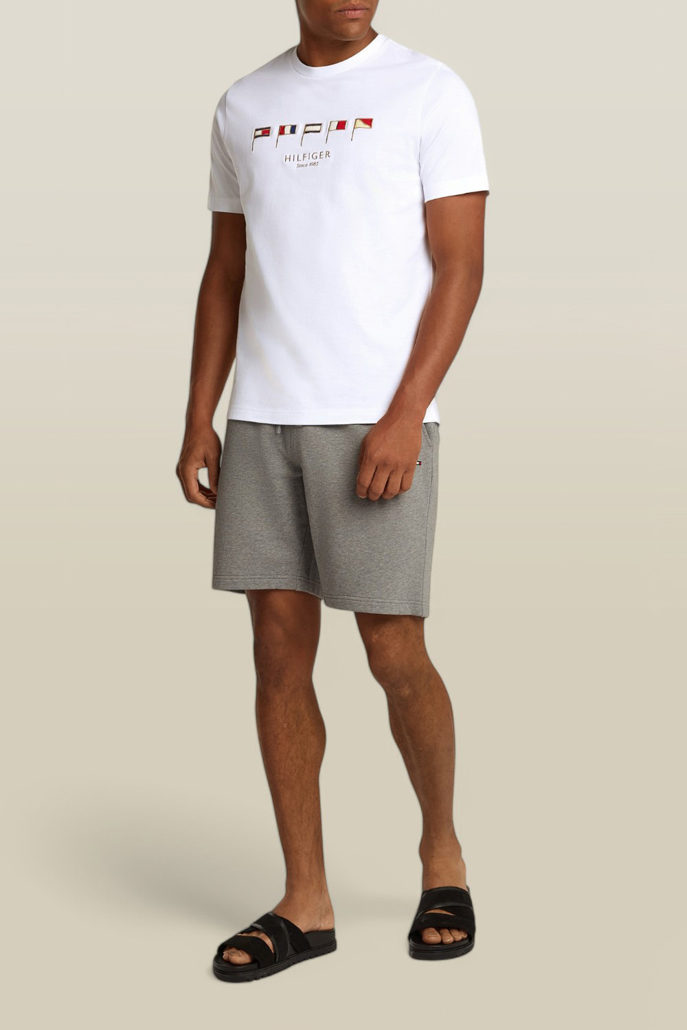 תמונת כל הלוק של חולצת טי TOMMY HILFIGER